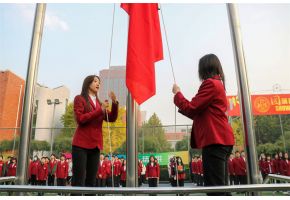 草美女嫩比视频网站升旗仪式：凝心聚力，同心向党